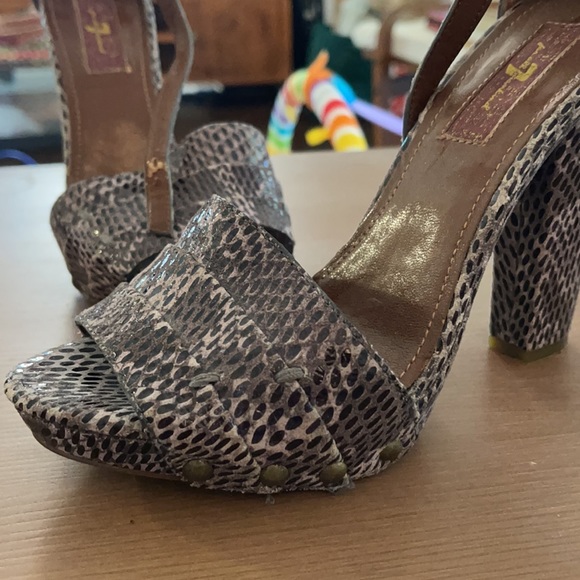 7 for all mankind open toed heels. - Picture 5 of 5